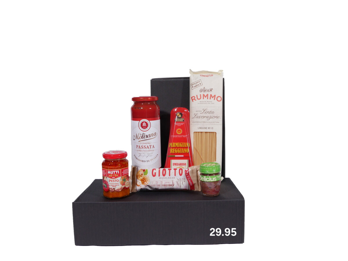 Geschenkbox mit italienischen Lebensmitteln, darunter eine Flasche Passata, eine Packung Linguine, Parmesan, Pesto und eine Süßigkeit, mit einem Preis von 29,95 angegeben.