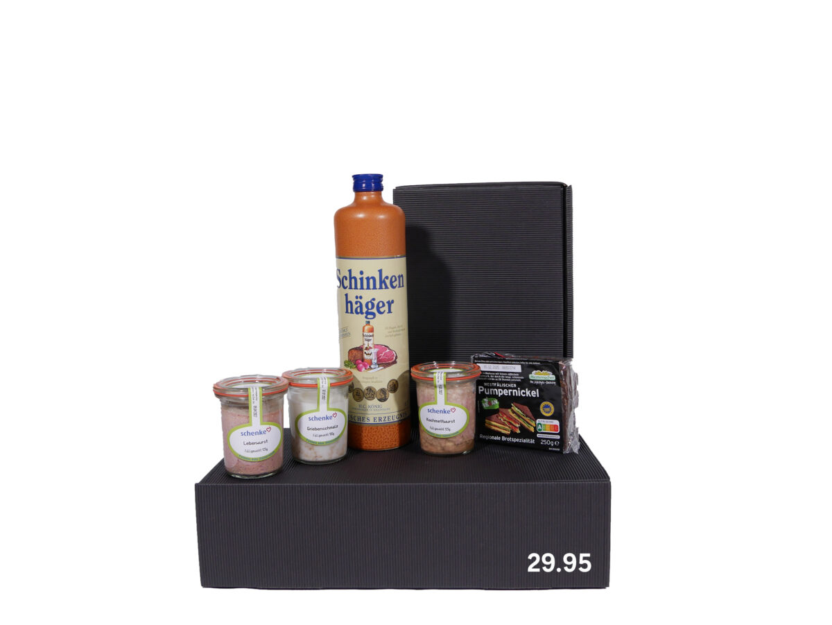 Geschenkbox mit einer Flasche Schnaps, drei Gläsern mit Leberwurst, Griebenschmalz und Rinderwurst sowie einer Packung Pumpernickel-Brot, alles auf einem schwarzen Karton präsentiert mit dem Preis von 29,95.