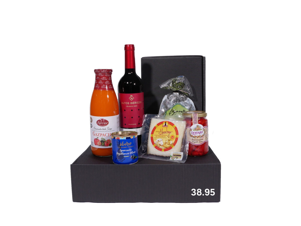 Ein Geschenkkorb mit spanischen Spezialitäten: Eine Flasche Rotwein "Altos Ibéricos", eine Flasche Gazpacho von Ferrer, ein Glas rote Paprika, eine Packung Manchego-Käse, eine Konserve mit Muscheln und eine Olivenöldose, alles auf einer schwarzen Box präsentiert, mit dem Preis von 38,95 sichtbar.