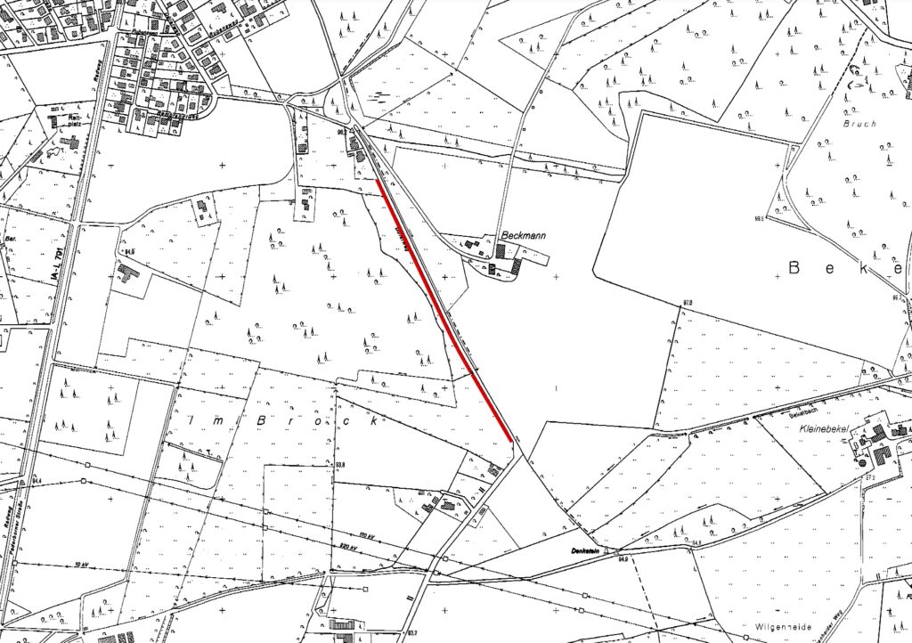 Schwarz-weißer Kartenausschnitt mit eingezeichneter roter Linie und markierten Bereichen; zeigt ländliche Straßen und Gebäude.