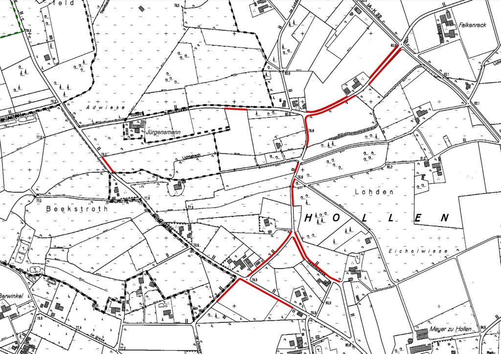 Schwarz-Weiß-Karte mit rot markierten Straßen in einer ländlichen Gegend, verschiedene Flurstücke und Gebäude sind eingezeichnet.