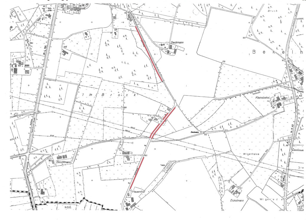 Eine historische Landkarte mit eingezeichneten Straßen, Feldern und Gebäuden. Eine Straße ist in Rot hervorgehoben. Die Karte zeigt mehrere Ortsnamen wie Beke, Beckmann und Grochtmann.