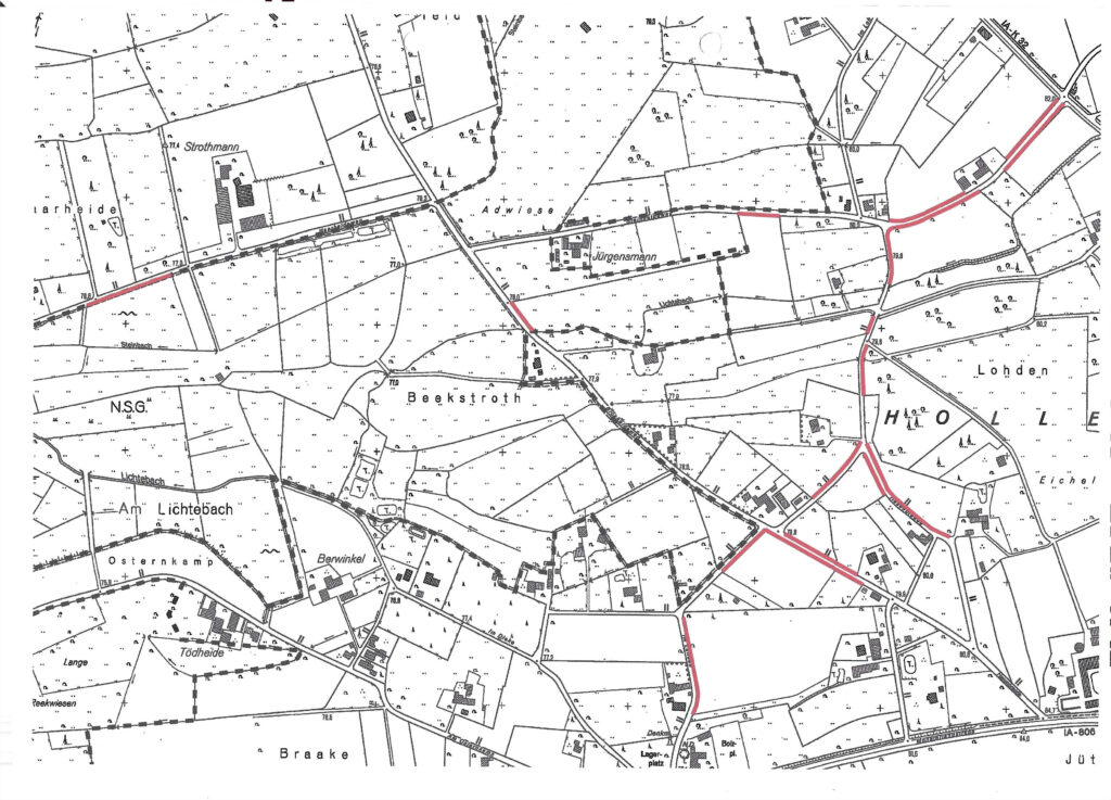 Schwarz-weißer Landkartenausschnitt zeigt verschiedene Felder, Straßen und Siedlungen mit Ortsnamen wie Beekstroth und Lohden; rote Linien markieren einige Hauptstraßen.