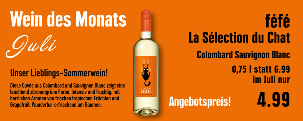 Werbung für den "Wein des Monats Juli": Eine Flasche des Weins "féfè La Sélection du Chat" Colombard Sauvignon Blanc, zum Angebotspreis von 4,99 Euro statt 6,99 Euro. Der Wein wird als intensiv und fruchtig mit Aromen von tropischen Früchten und Grapefruit beschrieben. Auf orangefarbenem Hintergrund ist ein Bild der Weinflasche mit einem schwarzen Katzensymbol zu sehen.